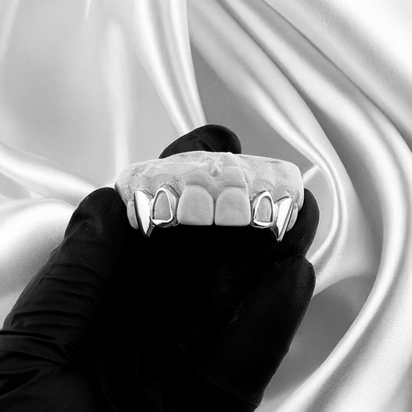 NOCTARA (SILVER GRILLZ)