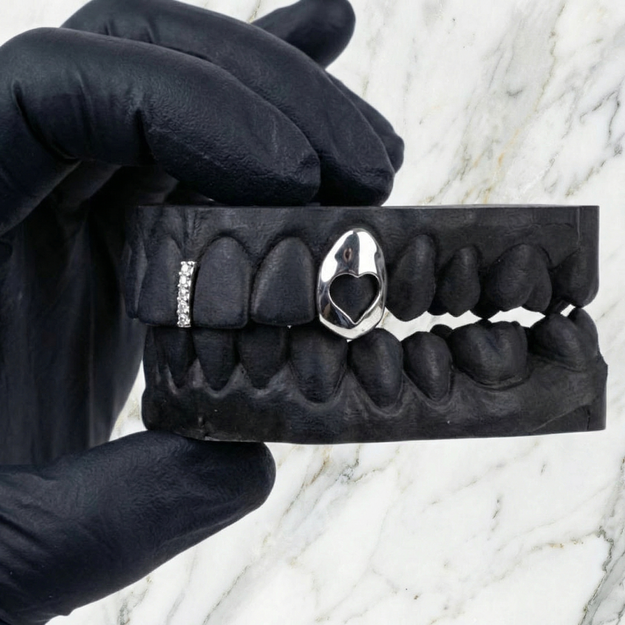 AMOUR (SILVER HEART GAP GRILLZ)