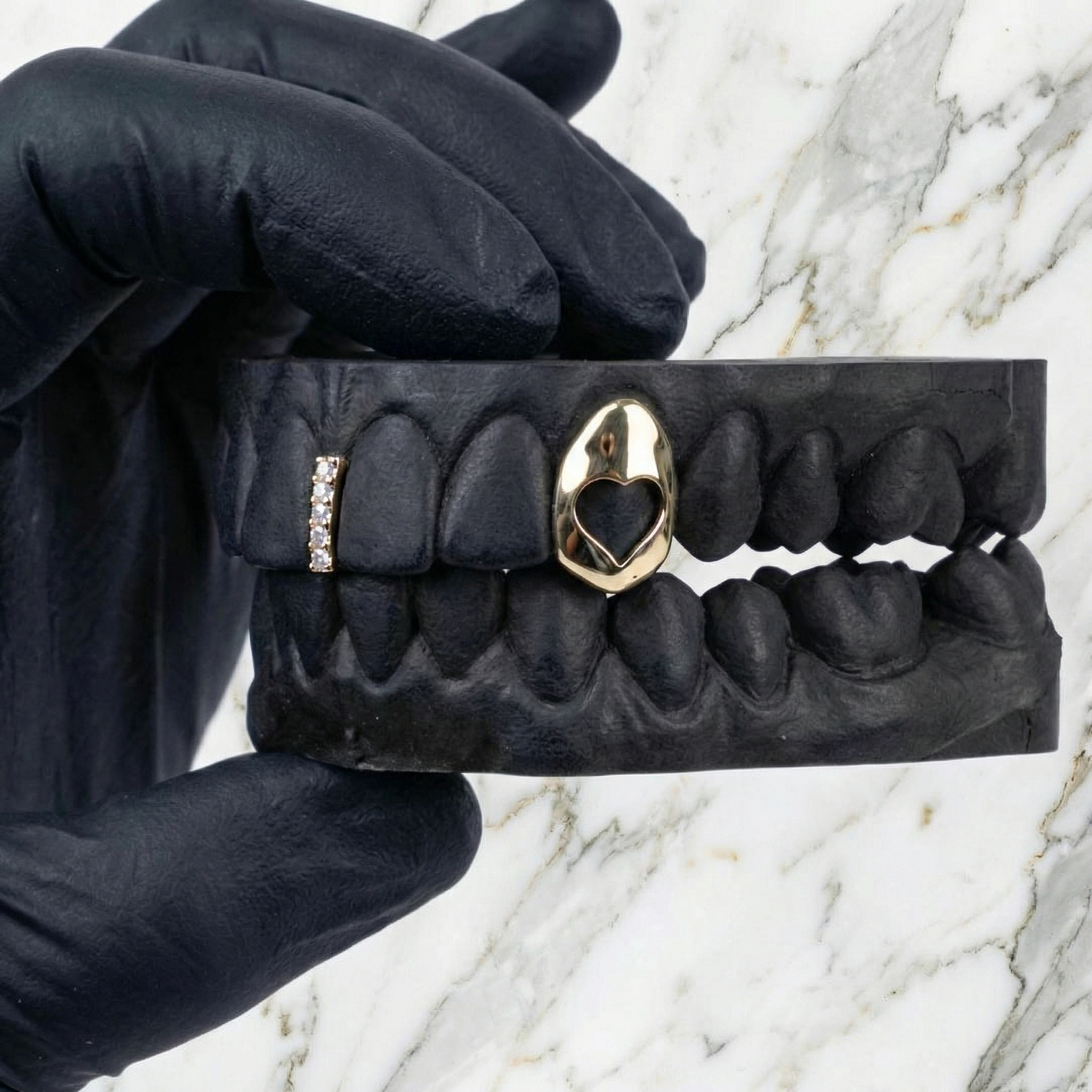 AMOUR (SILVER HEART GAP GRILLZ)